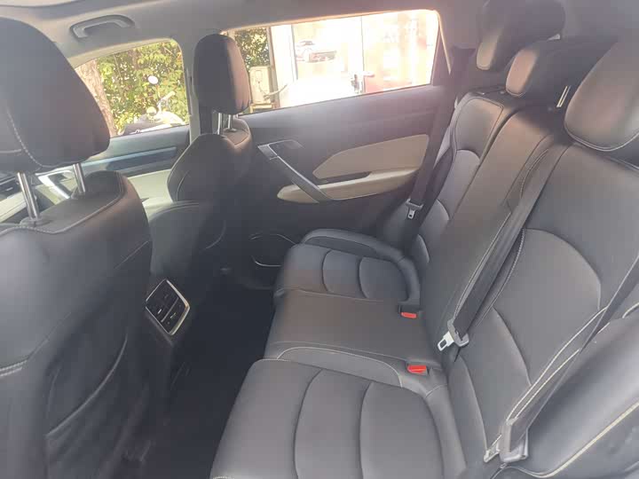 Фото 9 - Geely Atlas