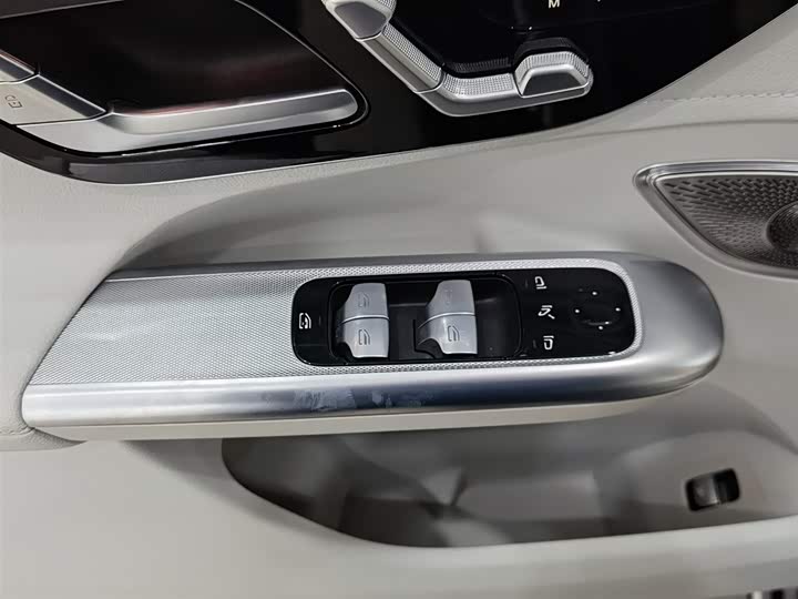 Фото 9 - Mercedes-Benz EQE SUV