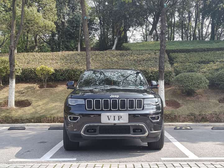 Photo 2 - Jeep Grand Cherokee