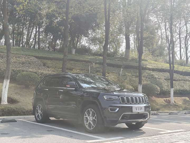 Photo 3 - Jeep Grand Cherokee
