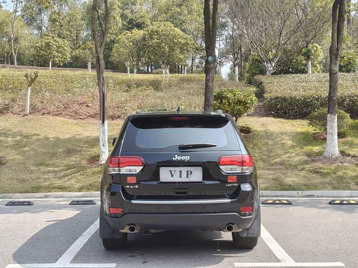 Photo 4 - Jeep Grand Cherokee