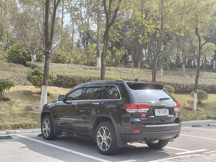 Photo 6 - Jeep Grand Cherokee