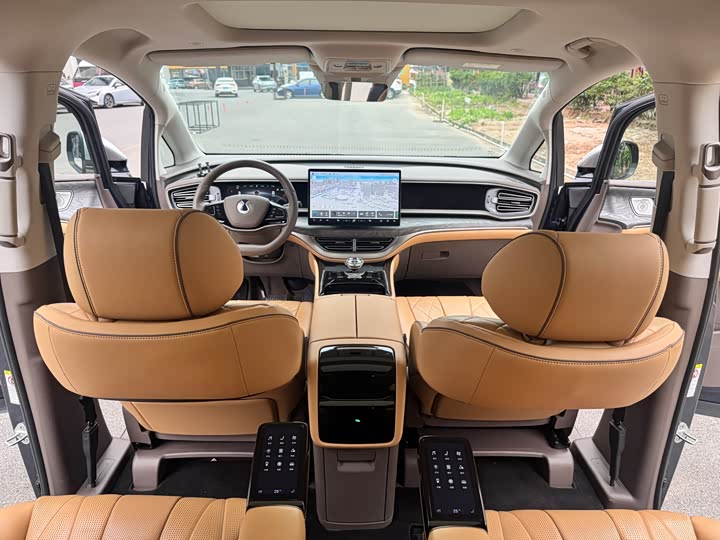 Фото 7 - Denza D9