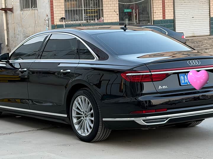 Фото 7 - Audi A8