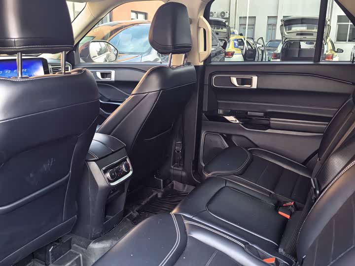 Фото 8 - Ford Explorer