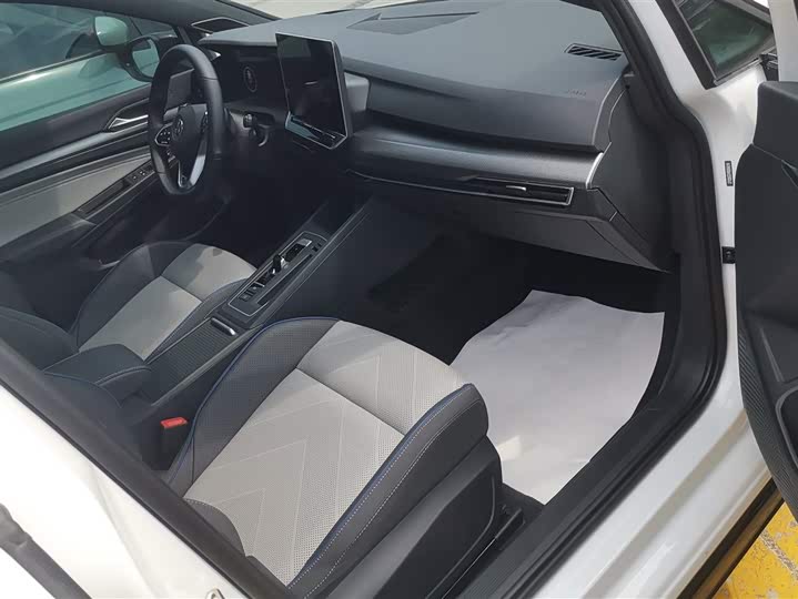 Photo 8 - Volkswagen Golf