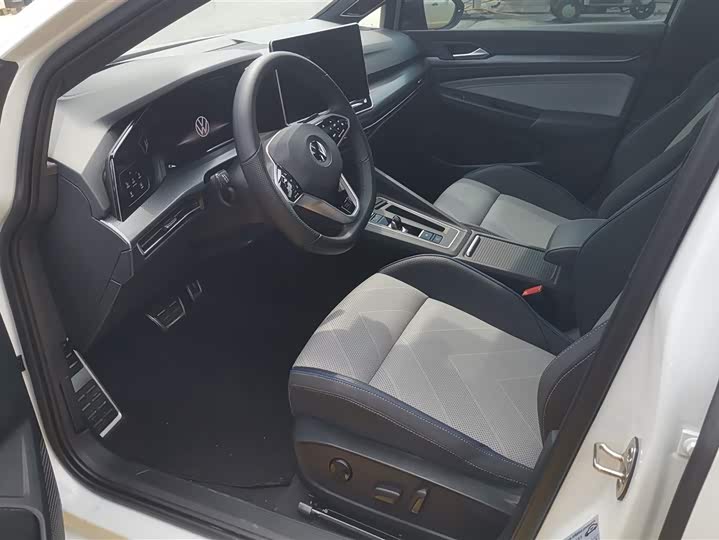 Photo 9 - Volkswagen Golf