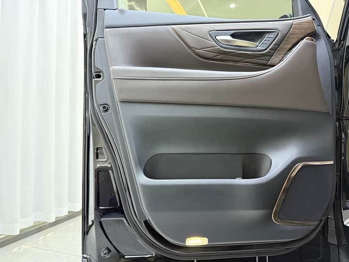 Photo 3 - Toyota Alphard