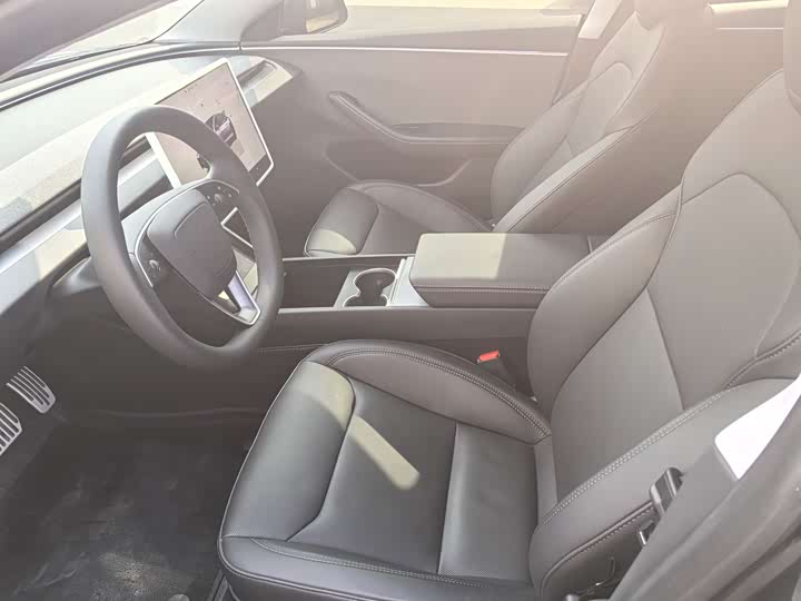 Фото 4 - Tesla Model 3