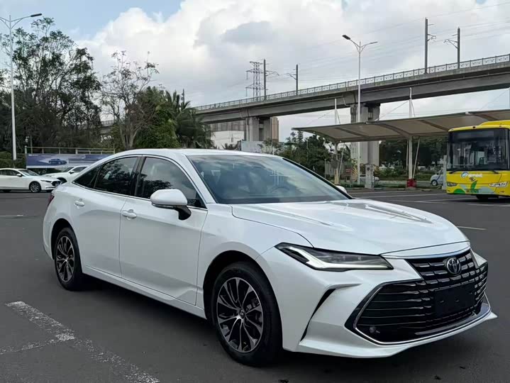 Photo 3 - Toyota Avalon