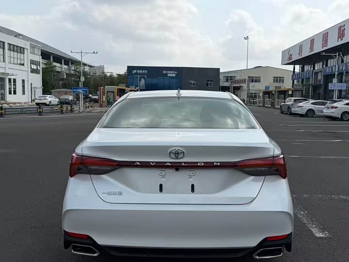 Photo 8 - Toyota Avalon