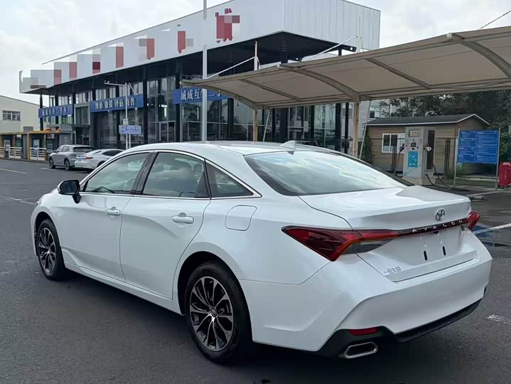 Photo 9 - Toyota Avalon