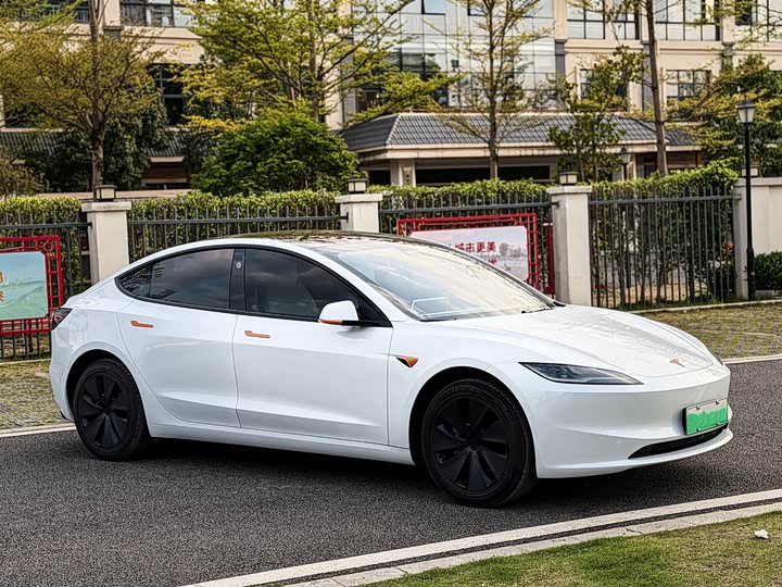 Фото 3 - Tesla Model 3