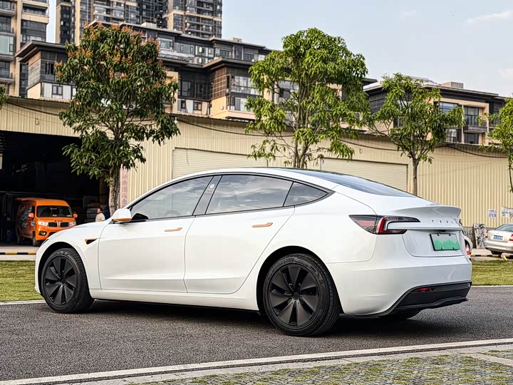 Фото 6 - Tesla Model 3