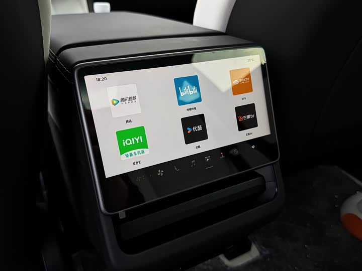 Фото 8 - Tesla Model 3