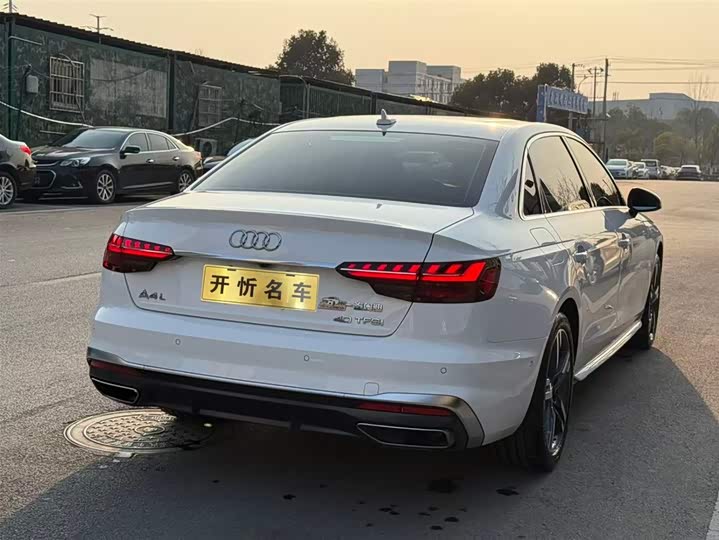 Фото 4 - Audi A4L