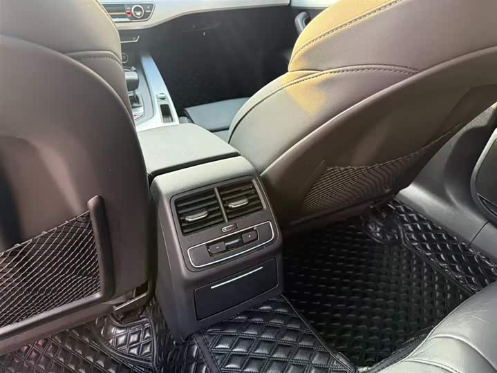 Фото 9 - Audi A4L