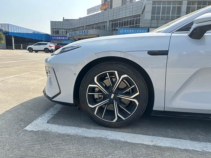 Фото 9 - Geely Galaxy E8