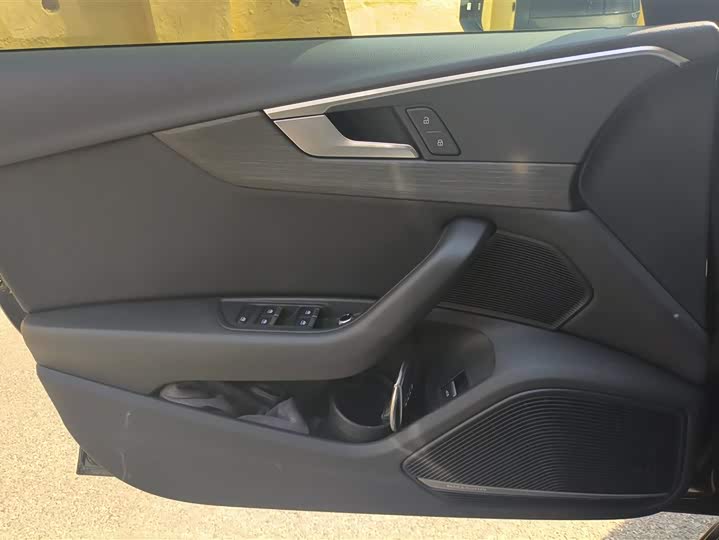 Фото 7 - Audi A4