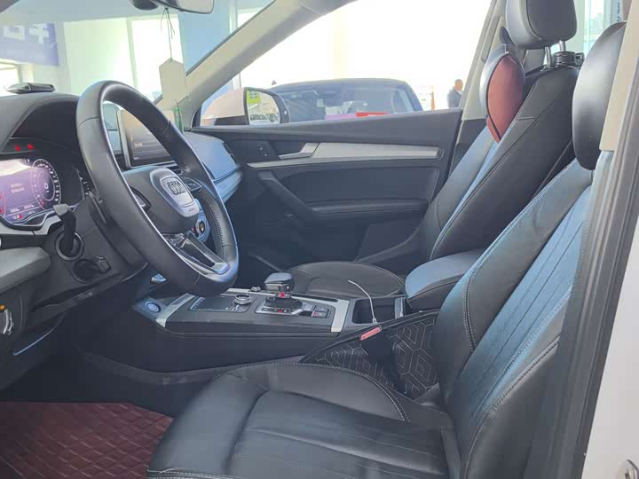 Фото 9 - Audi Q5L