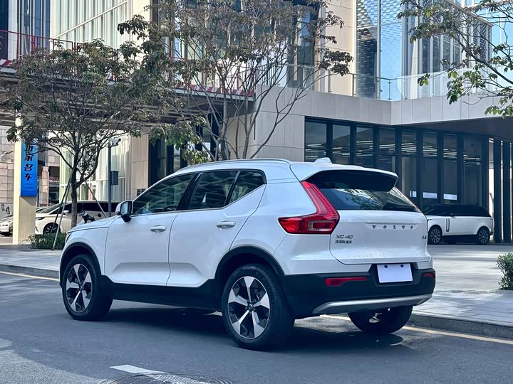 Фото 4 - Volvo XC40