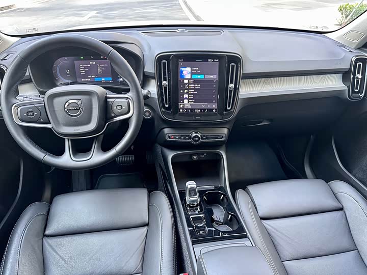 Фото 6 - Volvo XC40