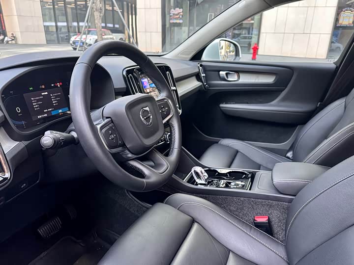 Фото 8 - Volvo XC40