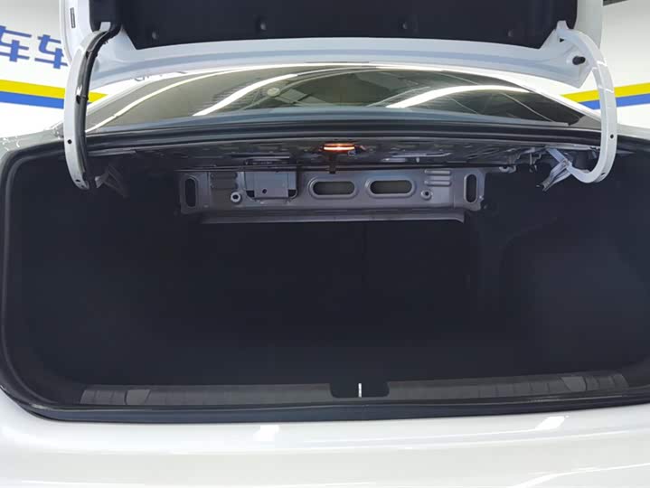 Фото 4 - Geely Emgrand