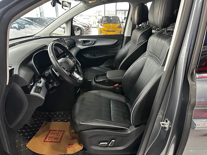 Фото 4 - Roewe iMax 8