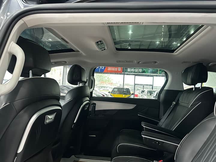 Фото 6 - Roewe iMax 8