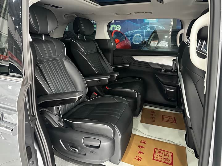 Фото 7 - Roewe iMax 8