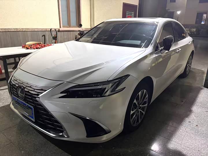 Photo 1 - Lexus ES