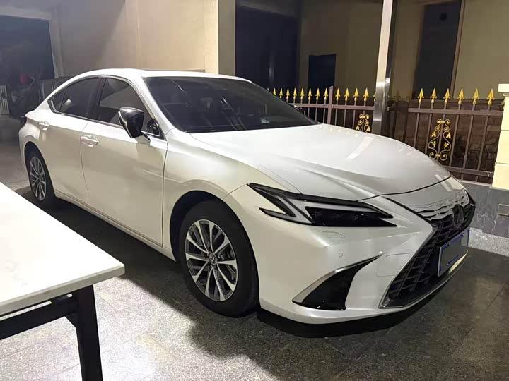Photo 3 - Lexus ES
