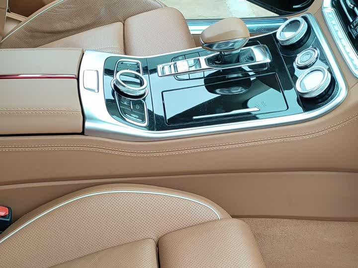 Фото 7 - Hongqi H9