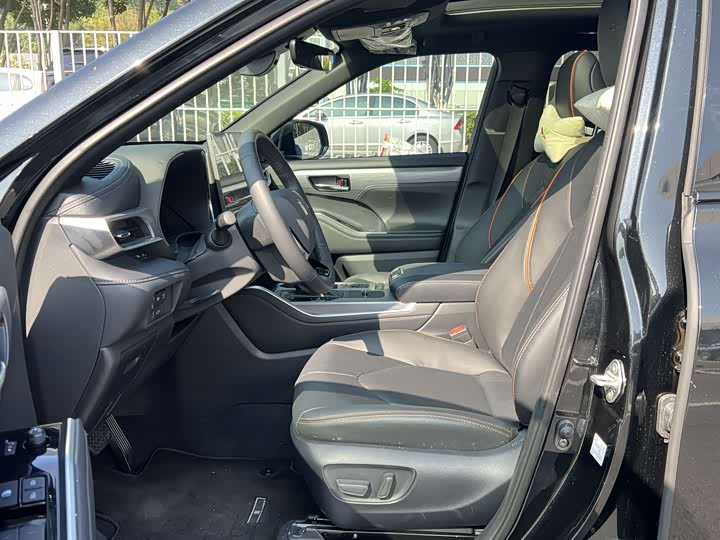 Фото 8 - Toyota Crown Kluger