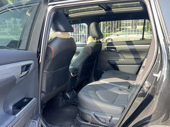 Фото 9 - Toyota Crown Kluger