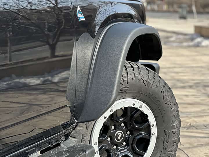 Photo 8 - Ford Bronco