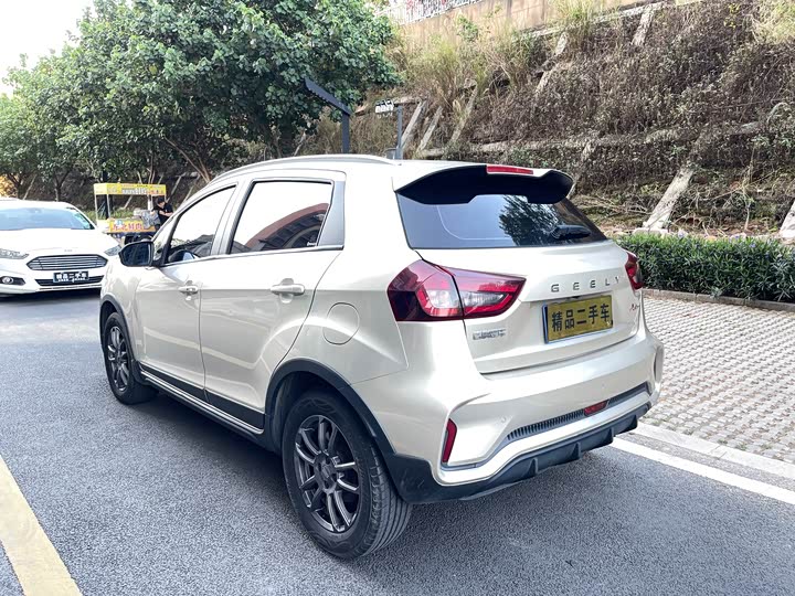 Фото 8 - Geely Vision X3