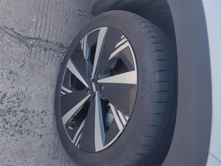 Фото 6 - Geely Atlas L