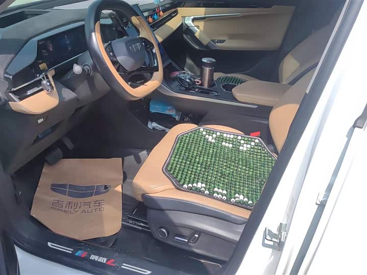 Фото 9 - Geely Atlas L