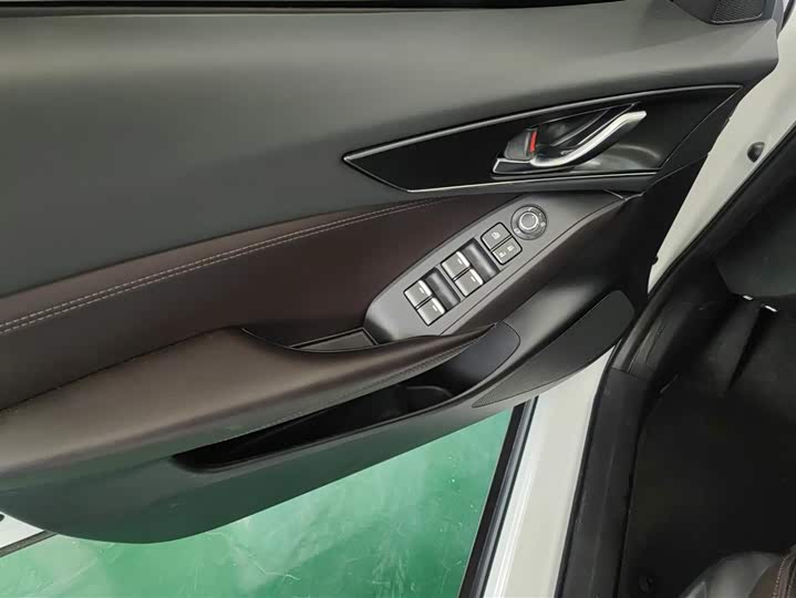 Photo 7 - Mazda CX-4