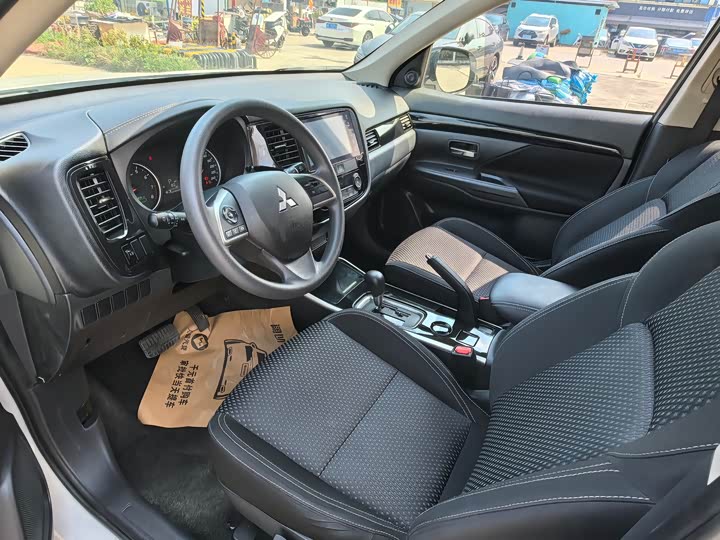 Фото 4 - Mitsubishi Outlander