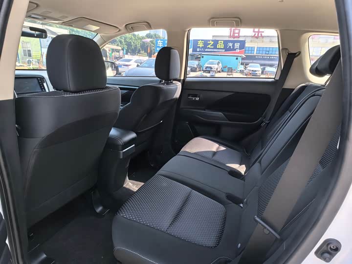 Фото 5 - Mitsubishi Outlander