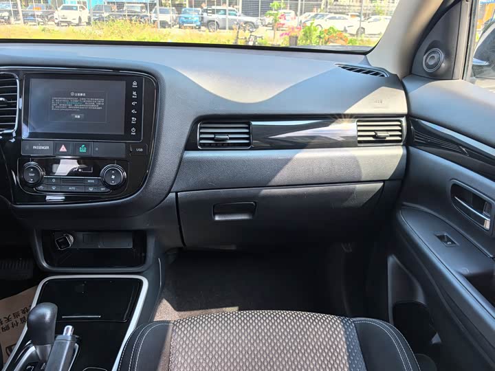 Фото 9 - Mitsubishi Outlander