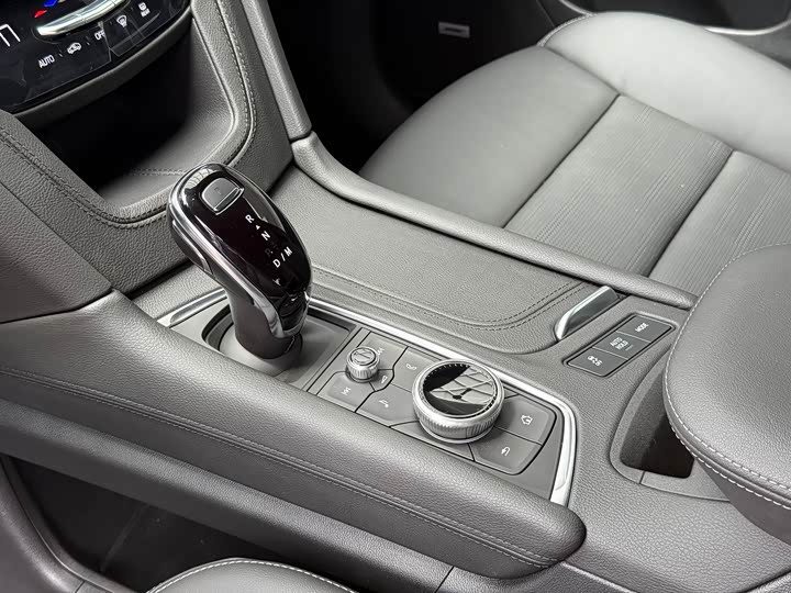 Фото 7 - Cadillac XT6