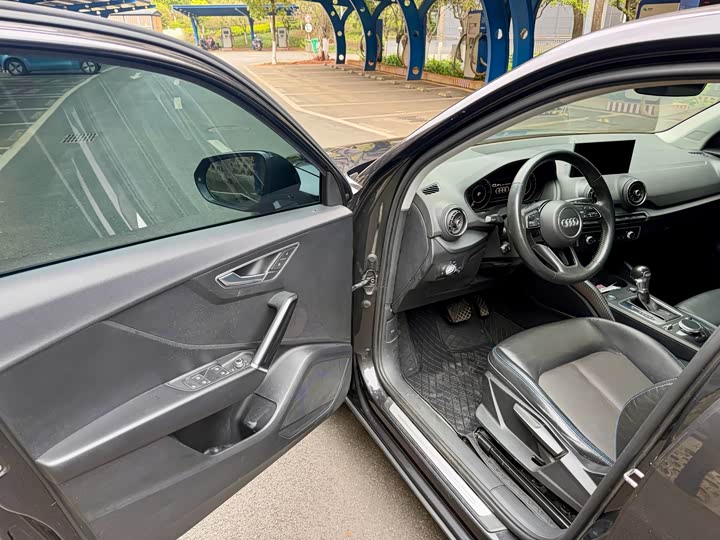 Photo 8 - Audi Q2L e-tron