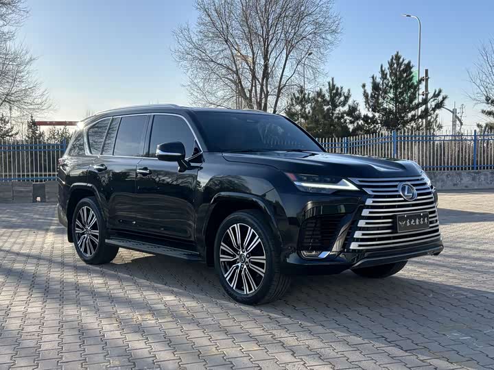 Фото 3 - Lexus LX