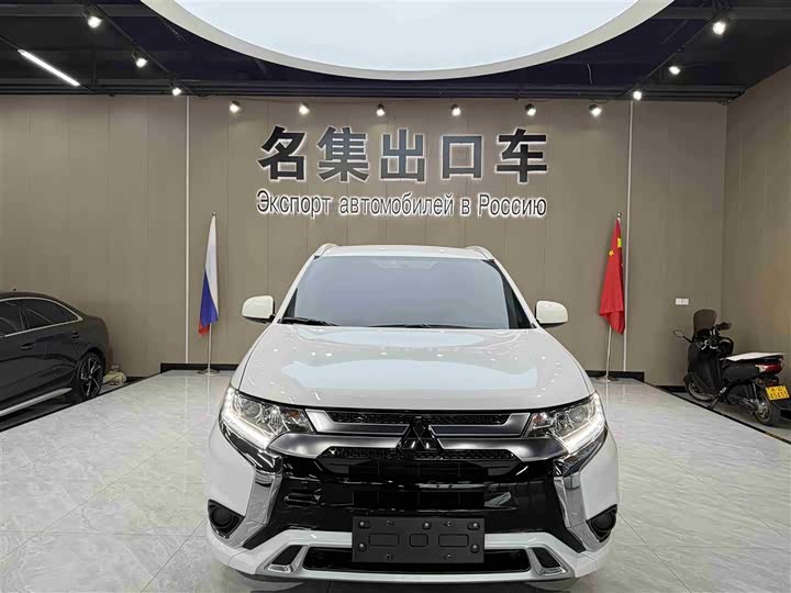 Photo 2 - Mitsubishi Outlander