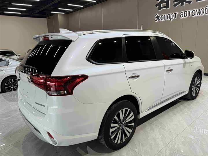 Photo 4 - Mitsubishi Outlander