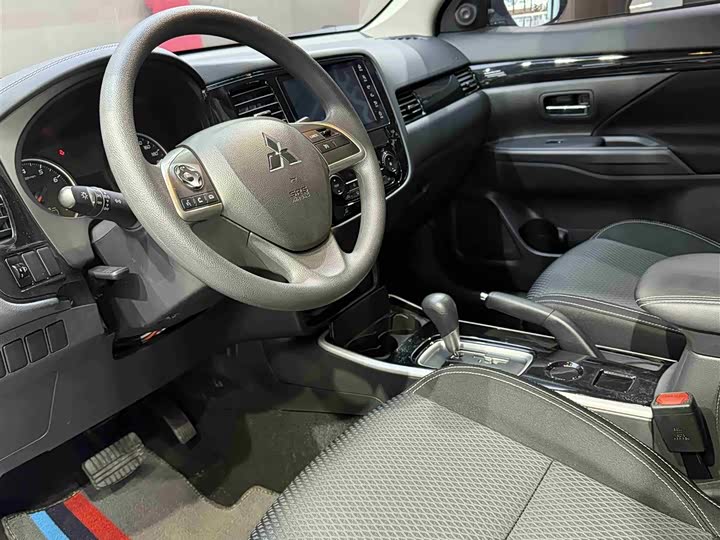Photo 7 - Mitsubishi Outlander